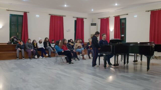 👨‍🎓Oι προχωρημένοι σπουδαστές του πιάνου είχαν την ευκαιρία να παρακολουθήσουν  πιανιστικά masterclass που έδωσε ο βιρτουόζος σολίστας Απόστολος Παληός στο Μουσικό Σχολείο Χίου.
👉Τα masterclass του Απόστολου Παληού ήταν μέρος του παράλληλου προγράμματος των χειμερινών εκδηλώσεων CMF2025 και πραγματοποιήθηκαν στο πλαίσιο του Έργου: «SUB.1.44 Η Εθνική Λυρική Σκηνή στην Περιφέρεια: Εκπαιδευτικές Δράσεις και Συμβουλευτική Υποστήριξη», του Εθνικού Σχεδίου Ανάκαμψης και Ανθεκτικότητας «Ελλάδα 2.0» με τη χρηματοδότηση της Ευρωπαϊκής Ένωσης - NextGenerationEU.

//

👨‍🎓The advanced piano students had the opportunity to attend a piano masterclass given by the virtuoso soloist Apostolos Palios at the Chios Music School.
👉The masterclasses of Apostolos Palios were part of the parallel programme of the CMF2025 winter events and were held in the framework of the project: „SUB.1.44 The National Opera @greeknationalopera in the Region. Educational Actions and Advisory Support“, of the National Recovery and Resilience Plan „Greece 2.0“ with funding from the European Union - NextGenerationEU.

#cmf #chiosmusicfestival #piano #masterclass #chiosmusicfestval2025 #cmf25 #pianist #greeknationalopera #cmf2025